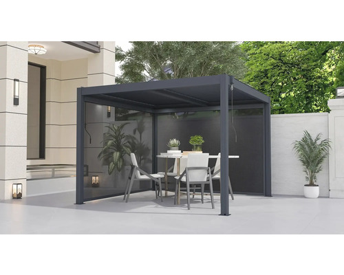 Zahradní scéna s altánem, jídelním stolem a židlemi