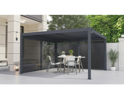 Zastřešená terasa s nábytkem a roletou jako ochranou soukromí