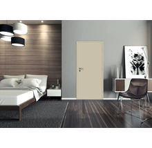 Ložnice s postelí, kobercem, nočním stolkem, lampou, komodou, židlí, dveřmi a dekorací.