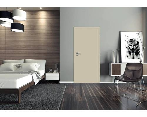 Ložnice s postelí, kobercem, nočním stolkem, lampou, komodou, židlí, dveřmi a dekorací.