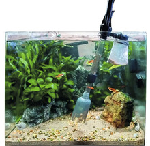 Akvárium se štěrkem a dekorací, čištěné zvonem na odkalování dna