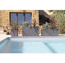 Tři osázené květináče různých velikostí vedle bazénu.