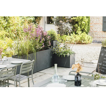 Venkovní prostor s truhlíky a zahradním stolem na terase