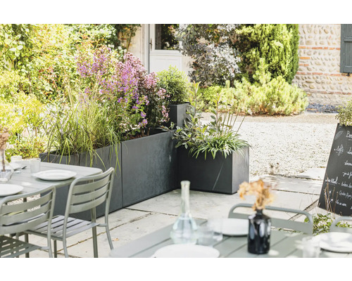 Venkovní prostor s truhlíky a zahradním stolem na terase