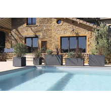 Scéna s několika šedými květináči různých velikostí vedle bazénu.