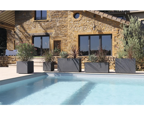 Scéna s několika šedými květináči různých velikostí vedle bazénu.