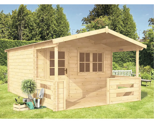 Dřevěný zahradní domek s verandou, dveřmi a oknem na zahradě