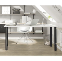 Pracovna se stolem, židlí, policemi a kancelářskými potřebami