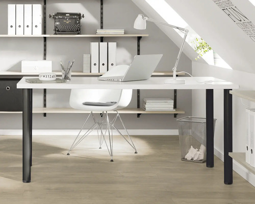 Pracovna se stolem, židlí, policemi a kancelářskými potřebami