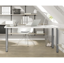 Pracovna s bílým psacím stolem, kancelářskou židlí, regálovým systémem a stolní lampou