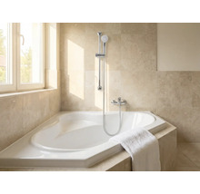 Koupelna s rohovou vanou, sprchovou hlavicí a ručníkem