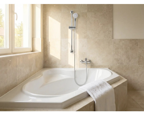 Koupelna s rohovou vanou, sprchovou hlavicí a ručníkem