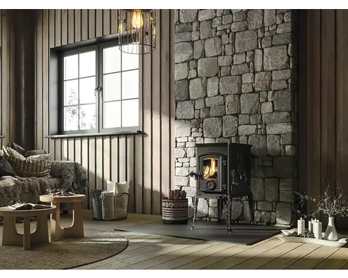 Obývací pokoj s pohovkou, stolem, oknem a krbem s kamennou zdí