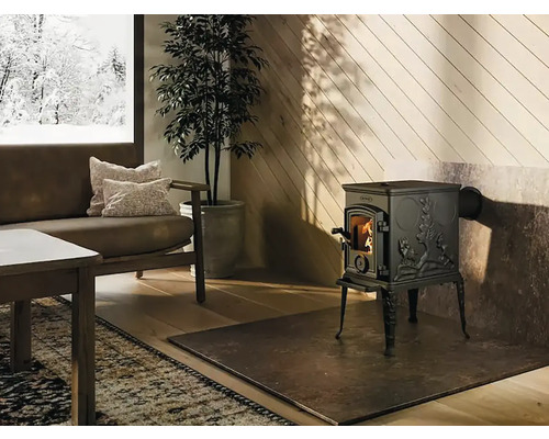 Obývací pokoj s kamny, pohovkou a pokojovou rostlinou před oknem