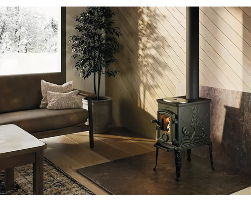 Obývací pokoj s pohovkou, stolem a černými kamny na dřevo s kouřovodem