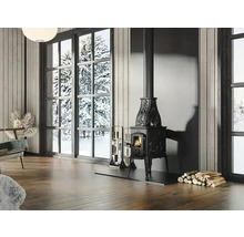 Obývací pokoj s kamny na dřevo, palivovým dřívím a oknem se zimní krajinou