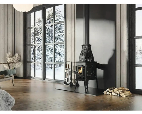 Obývací pokoj s kamny na dřevo, palivovým dřívím a oknem se zimní krajinou