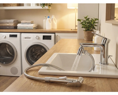 Světlá koupelna s umyvadlem, baterií se sprchovou hadicí a pračkami