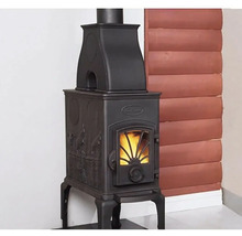 Černá kamna na dřevo s ozdobami a hořícím ohněm