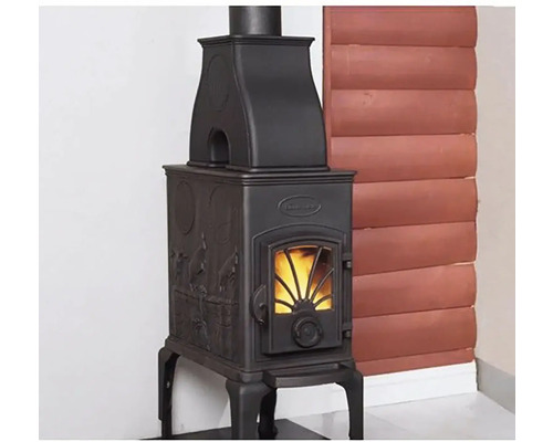 Černá kamna na dřevo s ozdobami a hořícím ohněm