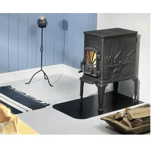 Kamna na dřevo z litiny s dekorací, svícen a koš na dřevo v obývacím pokoji