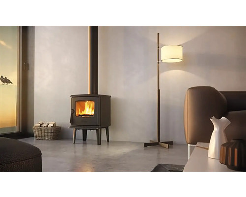 Krbová kamna s košem na dřevo a stojací lampou v obývacím pokoji