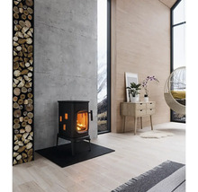 Obývací pokoj s kamny na dřevo, stoh dřeva, komoda a závěsné křeslo