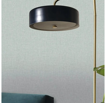 Detailní záběr stojací lampy s textilní tapetou v pozadí