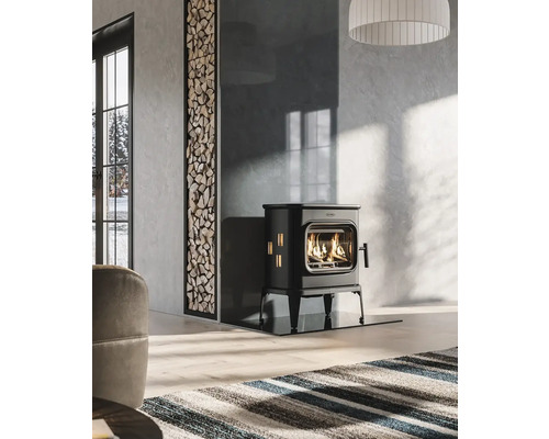 Obývací pokoj s kamny, skladem dřeva a kobercem