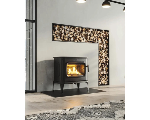 Krbová kamna v obývacím pokoji s úložným prostorem na dřevo na zdi