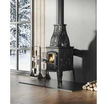 Černá kamna v pokoji s krbovým nářadím a poleny