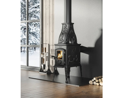 Černá kamna v pokoji s krbovým nářadím a poleny