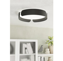 Kovové stropní svítidlo v místnosti