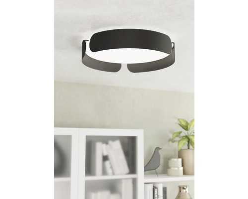 Kovové stropní svítidlo v místnosti