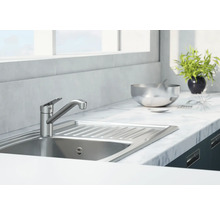 Kuchyňská dřezová baterie z kovu ve světlé kuchyni s umyvadlem