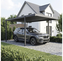 Přístřešek pro auto s autem před domem.