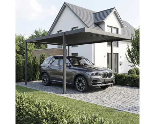 Přístřešek pro auto s autem před domem.