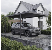 Šedé auto pod přístřeškem pro auto před domem