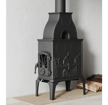 Černá litinová kamna s reliéfem zvířat a poleny