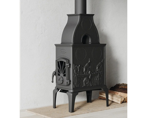 Černá litinová kamna s reliéfem zvířat a poleny