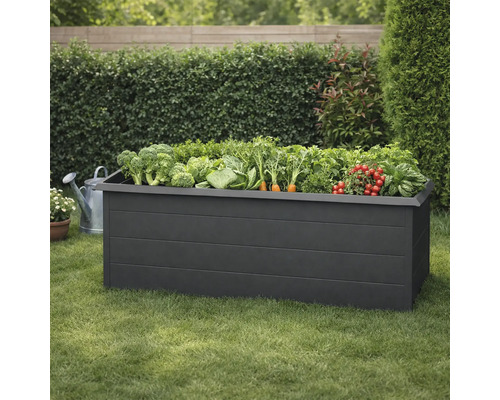 Dřevěný vyvýšený záhon osázený zeleninou v zahradě