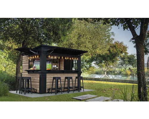 Venkovní bar s dřevěným obkladem, černými akcenty, barovými stoličkami a osvětlením v zahradě.