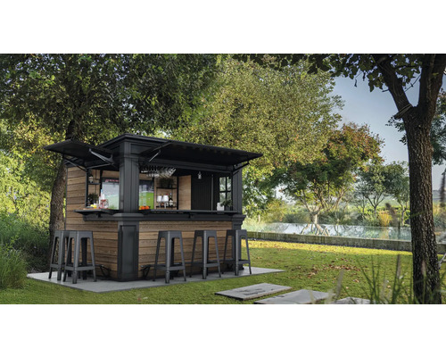 Zahrada s venkovním barem a barovými stoličkami pod stromy