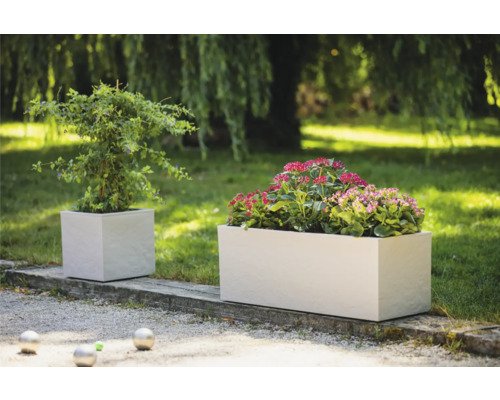 Dva osázené, krychlové květináče na zahradě