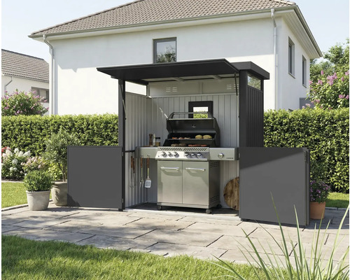 Grilovací prostor s grilem, grilovacím náčiním a bočními prvky pro ochranu soukromí