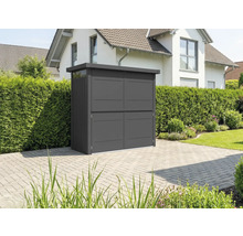 Kovová skříň na nářadí se čtyřmi dveřmi na zahradě