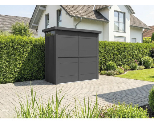 Kovová skříň na nářadí se čtyřmi dveřmi na zahradě