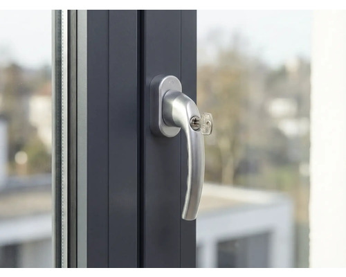 Okno s klikou a klíčem