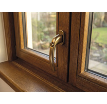 Dřevěné okno s klikou