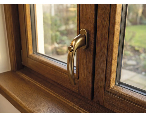 Dřevěné okno s klikou